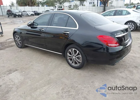 2015 Mercedes-Benz C 300 4Matic из США, поврежденный, VIN 55SWF4KB7FU083157